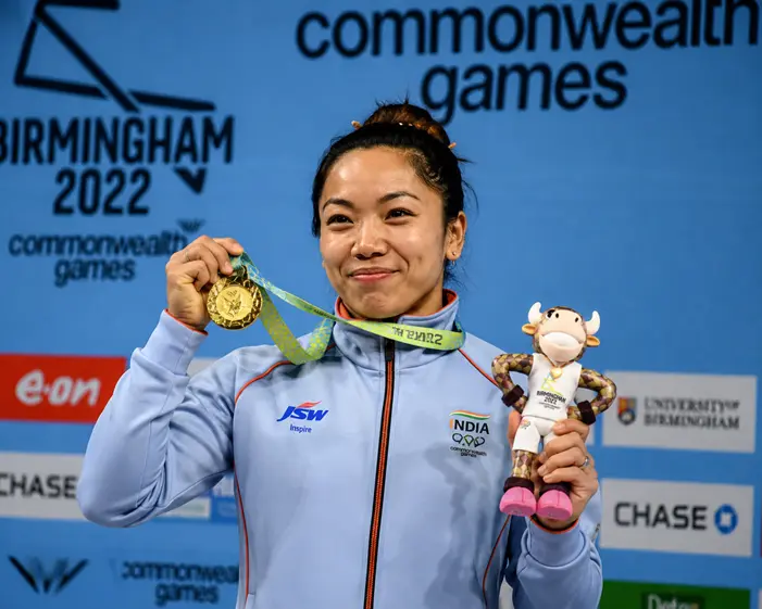 Mirabai Chanu lifting record weight during CWG 2026 gold medal performance
